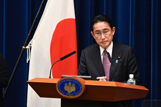 기시다 후미오 일본 총리가 16일 도쿄 총리 관저에서 기자회견을 하고 있다. 이날 일본 정부는 각의(국무회의)를 통해 반격 능력 보유를 포함해 방위력을 근본적으로 강화하는 내용이 담긴 3대 안보 문서 개정을 결정했다. 기시다 총리는 일본 미사일 방어체계가 불충분하다며 "상대의 공격을 억지하는 힘으로서의 반격 능력은 앞으로 불가결하다"고 강조했다. [도쿄 AP=연합뉴스]