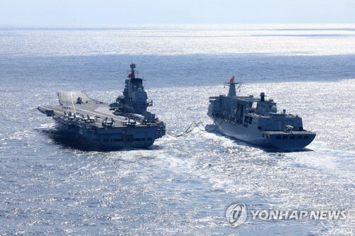 중국 항공모함 랴오닝함이 이끄는 함대가 16일 일본의 반격 능력 보유 선언날에  일본 오키나와 해역을 지나 태평향으로 남하했다.



연합뉴스 제공