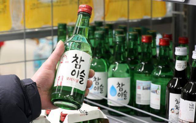 서울의 한 대형마트에 진열된 희석식 소주. 뉴시스