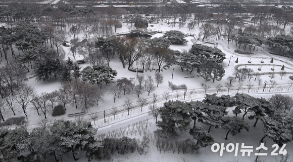 서울지역에 대설특보가 내려진 지난 15일 오후 서울 여의도 공원에 눈에 하얗게 쌓여있다. [사진=김성진 기자]