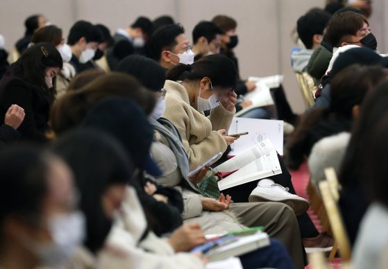 12일 오후 서울 광진구 세종대학교 광개토관에서 열린 '2023 대입 정시모집 대비 설명회'에서 수험생과 학부모들이 강사의 수능 결과 분석 및 대입 정시모집 대비 관련 설명을 듣고 있다. 뉴스1