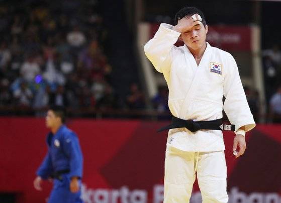 자카르타-팔렘방 아시안게임 결승에서 오노(왼쪽)에 패한 안창림이 아쉬워하고 있다. 연합뉴스