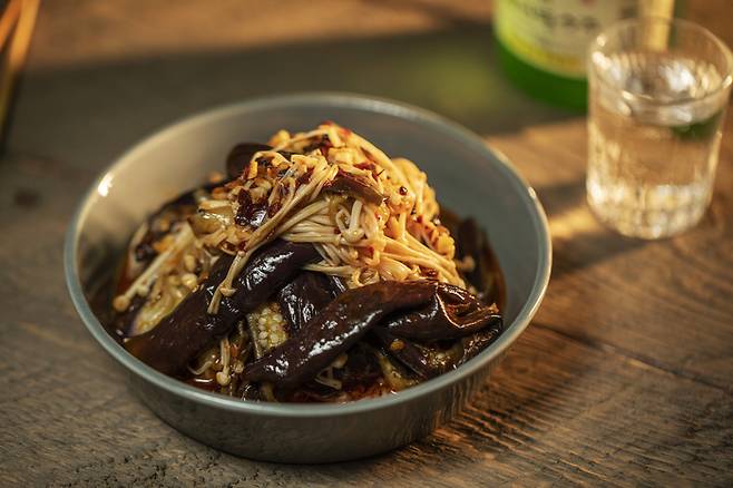 매운 가지팽이무침. 가지와 팽이를 전자레인지로 익히고 물기를 따라낸 후 마늘, 식초, 겨자, 설탕, 라조장으로 조물조물 무쳤다. ⓒstudio etc