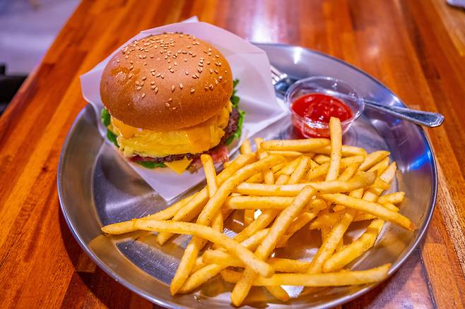 청파동 버거인의 지못미버거 세트메뉴. [자료 = 서울관광재단]