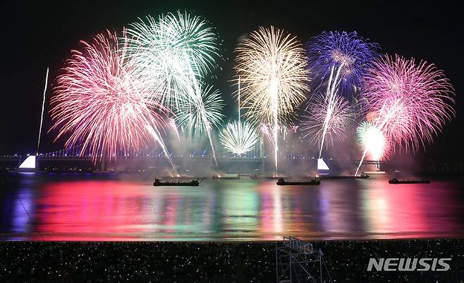 [부산=뉴시스] 하경민 기자 = '제17회 부산불꽃축제'가 열린 17일 부산 수영구 광안리해수욕장 일대에서 화려한 불꽃쇼가 펼쳐지고 있다. 이번 축제는 코로나19 장기화로 지친 시민들을 위로하기 위해 3년 만에 정상 개최됐다. 2022.12.17. yulnetphoto@newsis.com