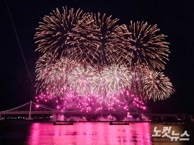 제17회 부산불꽃축제가 17일 저녁 부산 광안리해수욕장에서 열렸다. 김혜민 기자