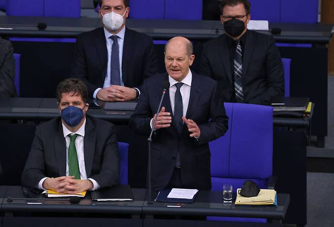 의사당에서 질의응답 중인 올라프 숄츠 독일총리. 사진=게티이미지