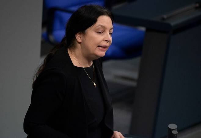 이번 쿠데타 모의에 연루돼 체포된 '제국의 시민들' 회원 비르기트 말작-빈케만이 2020년 12월 연방의회에서 발언하던 모습. 판사이자 전직 의원(극우성향 정당인 '독일을 위한 대안(AfD)' 소속)이다. 사진: 게티이미지