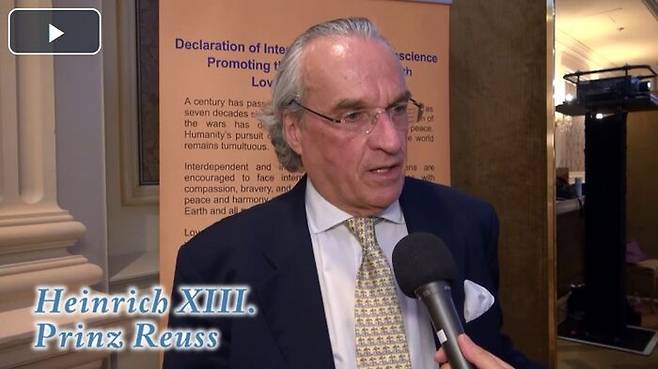 비엔나의 한 행사에서 방송인터뷰 중인 하인리히 13세. 연도 미상. 출처: Federation of World Peace and Love