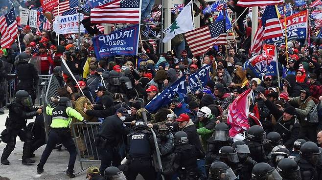2021년 1월 6일, 트럼프 지지 극우세력의 의사당 난입 폭동. 워싱턴DC, AFP, 게티이미지