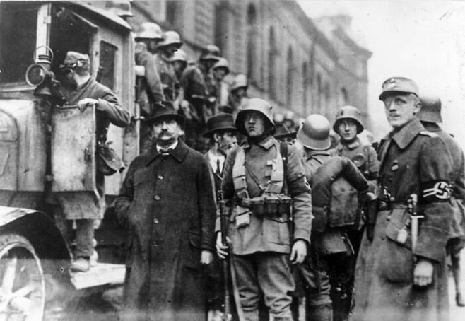 1923년 뮌헨 비어홀 폭동 당시 바이에른 주정부 관계자들을 연행하는 나치 병사들. 독일 연방 아카이브