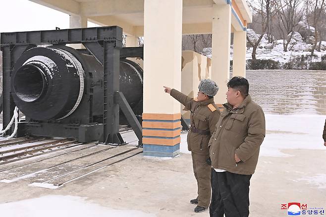 김정은 북한 국무위원장이 새로 개발한 대출력 고체연료 로켓엔진을 바라보고 있다. 조선중앙통신·AP통신