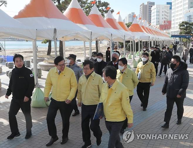 부산불꽃축제 안전관리에 총력…인력증원·현장점검 (부산=연합뉴스) 강덕철 기자 = 박형준 부산시장과 유관기관 관계자들이 14일 오전 부산불꽃축제 현장인 광안리해수욕장 찾아 안전취약지역 및 주변 시설물 확인 등 축제 준비상황을 점검하고 있다. 2022.12.14 kangdcc@yna.co.kr