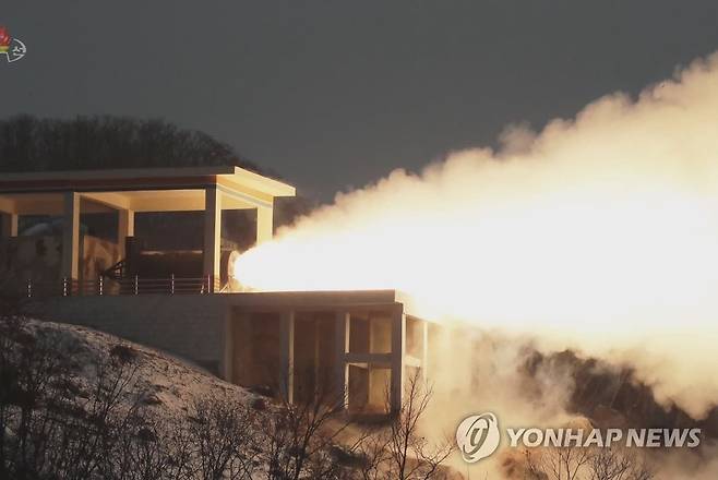 북한, 신형 고체ICBM용 엔진시험…김정은 "신형전략무기 출현기대" 북한이 고체연료를 사용하는 신형 대륙간탄도미사일(ICBM)을 개발하기 위한 것으로 보이는 고출력 로켓엔진 시험에 성공했다고 지난 16일 밝혔다. [조선중앙TV 화면. 연합뉴스 자료사진. 국내에서만 사용가능. 재배포 금지. For Use Only in the Republic of Korea. No Redistribution] nkphoto@yna.co.kr