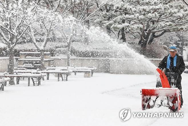 지난 15일 오후 경기도 수원시 청소년문화센터 앞에서 관계자가 제설작업을 하고 있다. [연합뉴스 자료사진]