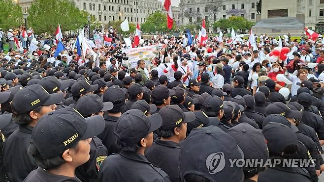 페루 경찰 통제 속 탄핵반대·평화촉구 도로 행진 (리마=연합뉴스) 이재림 특파원 = 16일(현지시간) 페루 리마 대통령궁 인근 산마르틴 광장에서 페드로 카스티요 전 대통령 지지자들로 구성된 시위대가 경찰 통제 속에 탄핵 반대·평화 촉구 도로 행진을 하고 있다. 2022.12.17 walden@yna.co.kr