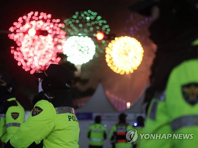 불꽃축제와 경찰 (부산=연합뉴스) 박성제 기자 = 부산불꽃축제가 열린 17일 오후 부산 광안리 해변 일대에서 경찰이 시민들을 안내하며 인파 밀집 관리를 하고 있다. 2022.12.17 psj19@yna.co.kr