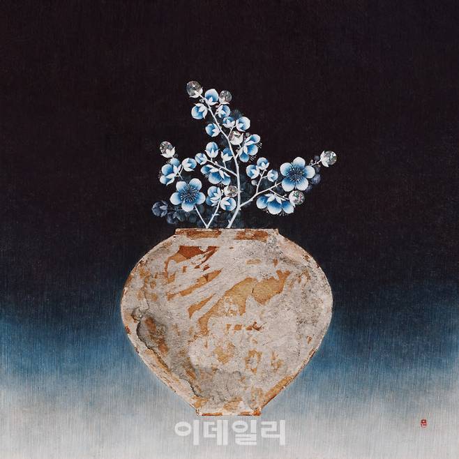 노은희 ‘빛 담다-푸른 빛’(Light Fill-Blue·2022), 한지에 먹·자개·순은박·채색, 27×27㎝(사진=이음더플레이스)