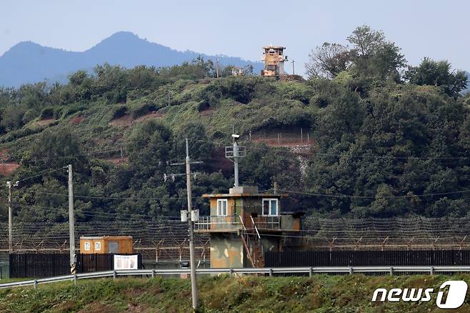 경기 파주시 접경지의 우리 군과 북한군 초소. 2022.10.10/뉴스1 ⓒ News1 황기선 기자