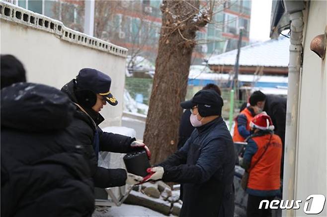 경기 동두천경찰서는 최근 동두천시 보산동 일대에서 '사랑의 연탄' 나눔 볼상활동을 했다.(동두천경찰서 제공)