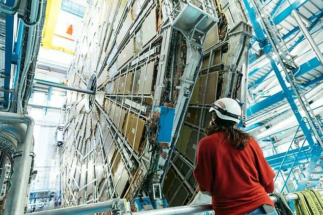 유럽입자물리연구소(CERN)의 아틀라스 입자가속기. 우크라이나 전쟁으로 이곳에서 러시아와 동맹국인 밸라루스 과학자들은 연구를 할 수 없게 됐다. 또 전쟁으로 에너지 가격이 상승하면서 내년 입자충돌 실험 횟수가 줄 것으로 예상된다./CERN