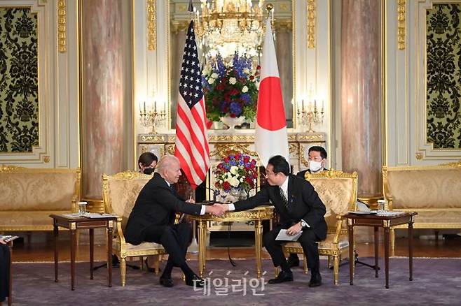 (왼쪽부터) 조 바이든 미국 대통령과 기시다 후미오 일본 총리(자료사진) ⓒAP/뉴시스