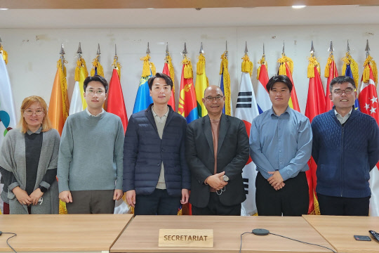 아시아산림협력기구과 우리금융지주 ESG경영부 직원들이 기념촬영을 하고 있다. 우리금융 제공