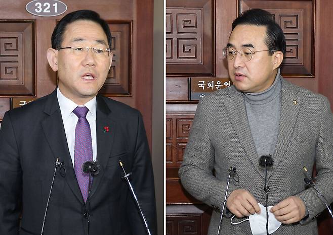 주호영 국민의힘 원내대표(왼쪽)와 박홍근 더불어민주당 원내대표가 18일 오전 서울 여의도 국회 운영위원장실에서 양당 원내대표-경제부총리 회동을 마치고 각각 기자들의 질문에 답하고 있다. 연합뉴스