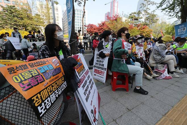 장애인의 날인 지난 4월20일 오후 서울 영등포구 여의도 이룸센터 앞에서 ‘420장애인차별철폐투쟁 결의대회’가 열리고 있다. 김태형 기자 xogud555@hani.co.kr