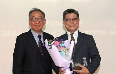 왼쪽부터 고희범 제주4·3평화재단 이사장과 ‘한겨레’ 허호준 기자. 4·3재단 제공