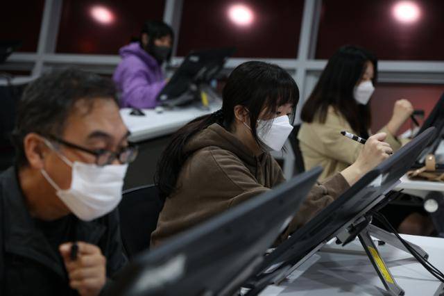 일반인들이 웹툰 교육 과정에 참여하고 있는 모습.부산정보산업진흥원 제공