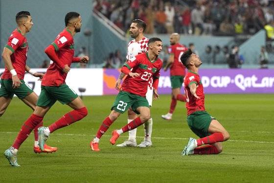 아슈라프 다리(맨 오른쪽)의 동점골이 터지자 환호하는 모로코 선수들. AP=연합뉴스