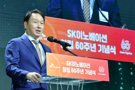 지난 10월 SK이노베이션 창립 60주년 기념식에서 인사말 하는 최태원 SK그룹 회장. 최 회장은 “그동안 배출한 탄소에 대해 책임을 지는 다음 60년이 되겠다”고 했다. [사진 SK이노베이션]