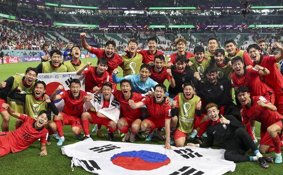 16강 진출을 확정지은 직후 환호하며 기념촬영하는 축구대표팀 멤버들. EPA=연합뉴스