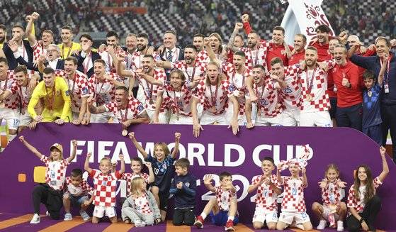 카타르월드컵 3위 결정전에서 승리해 동메달을 목에 건 크로아티아 선수들. 신화=연합뉴스