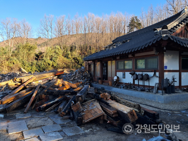 ▲ 고성군 죽왕면 구성리 기독교 시설로 알려진 암환자 요양시설 아둘람의 기와 1채가 반소돼 참혹했던 당시의 상황을 보여주고 있다.