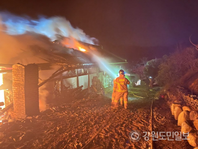 ▲ 고성군 죽왕면 구성길 274-5번지 뒤의 주택 4채가 불에 타고 있는 가운데 소방관이 화재 진압을 위해 고군분투하고 있다.