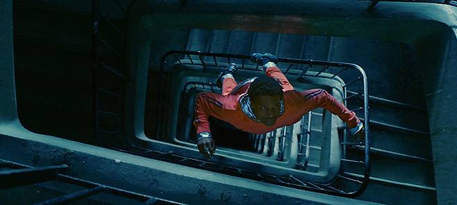 건물 철거가 시작될 때, 유리는 건물 안을 우주인처럼 떠다닌다. 엣나인 필름 제공.