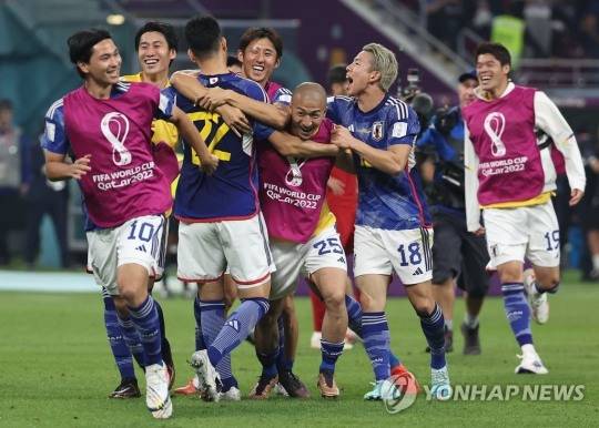 카타르 월드컵 조별리그 E조 3차전 일본과 스페인 경기.
2-1 승리를 거둔 일본 선수들이 경기 종료 뒤 환호하고 있다. [사진=연합뉴스]