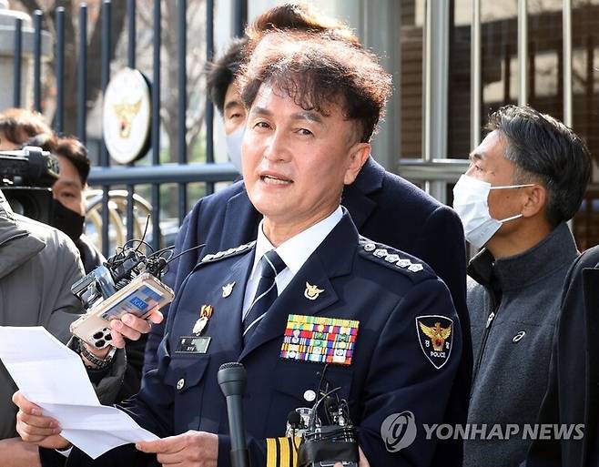 류삼영 총경이 이달 8일 중앙징계위원회가 열리는 서대문구 경찰청 앞에서 기자회견을 하고 있다. 류 총경은 경찰국 신설 여론 수렴을 위한 전국 경찰서장 회의를 추진했다. / 사진 = 연합뉴스