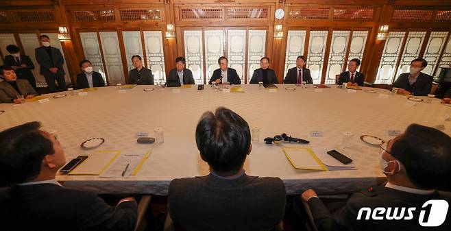 한덕수 국무총리가 18일 서울 종로구 삼청동 총리공관에서 열린 고위당정협의회에서 모두발언을 하고 있다. /사진=뉴스1.