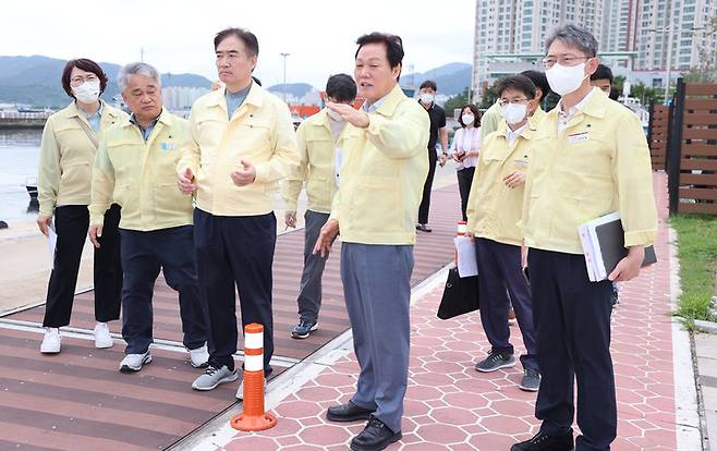 [창원=뉴시스] 지난 9월 4일 박완수 경남도지사 태풍 대비 현장점검.(사진=경남도 제공) *재판매 및 DB 금지