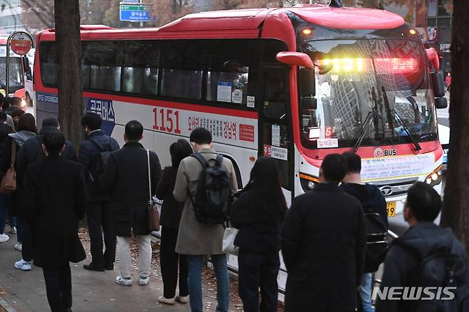 [성남=뉴시스] 김종택 기자 = 경기도 성남시 분당구 한 버스정류장에 출근길 시민들이 줄 서 버스를 기다리고 있다. 2022.11.18. jtk@newsis.com