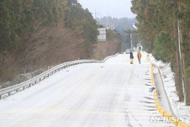 [제주=뉴시스] 우장호 기자 = 제주도 산지에 대설경보가 내려진 18일 오전 제주시 한 산간 도로가 얼어붙어 빙판길로 변해 있다. 2022.12.18. woo1223@newsis.com