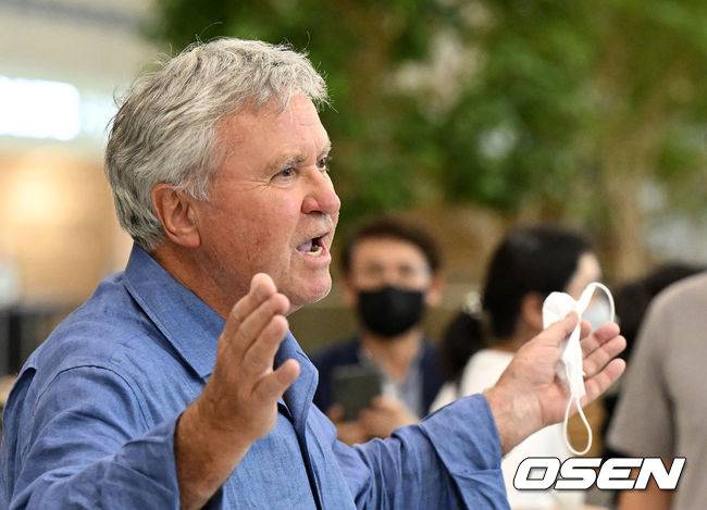 [OSEN=지형준 기자]히딩크 감독이 팬들의 환대에 인사를 하고 있다. 2022.05.28&nbsp;/photo@osen.co.kr