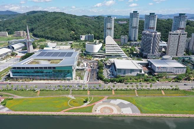 국제회의복합지구로 선정된 대전 유성구 대전컨벤션센터와 서구 둔산대공원 일원 모습. 대전시 제공 