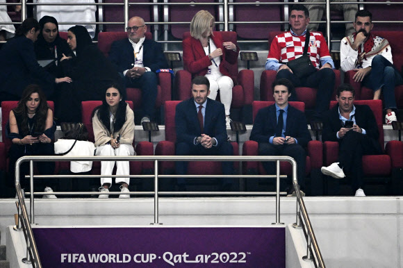 카타르월드컵 홍보대사인 데이비드 베컴(가운데)이 아들인 가수 크루즈(오른쪽 세 번째)와 18일(한국시간) 도하의 칼리파 인터내셔널 스타디움 VIP석에 앉아 크로아티아와 모로코의 3, 4위전을 지켜보고 있다.도하 AFP 연합뉴스