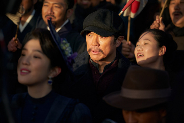 영화 ‘영웅’에서 안중근이 하얼빈 의거를 벌이기 직전 모습. 영화 속 이 장면에서 “고향으로 돌아가고 싶다는 내 꿈도 끝났습니다”라는 독백으로 안중근의 인간적 고뇌를 일면 드러낸다. 사진 제공=CJ ENM