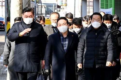 유정복 인천시장(오른쪽)이 18일 미추홀구 전세 사기 피해현장을 찾아 원희룡 국토교통부 장관, 이영훈 미추홀구청장과 대책을 논의하고 있다. 사진제공 | 인천시