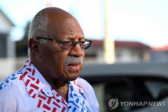 시티베니 라부카 전 피지 총리 (수바[피지] AFP=연합뉴스) 피지 야당 국민동맹당을 이끄는 시티베니 라부카 전 총리가 18일(현지시간) 총선 결과에 대해 인터뷰하고 있다. 2022.12.18 photo@yna.co.kr